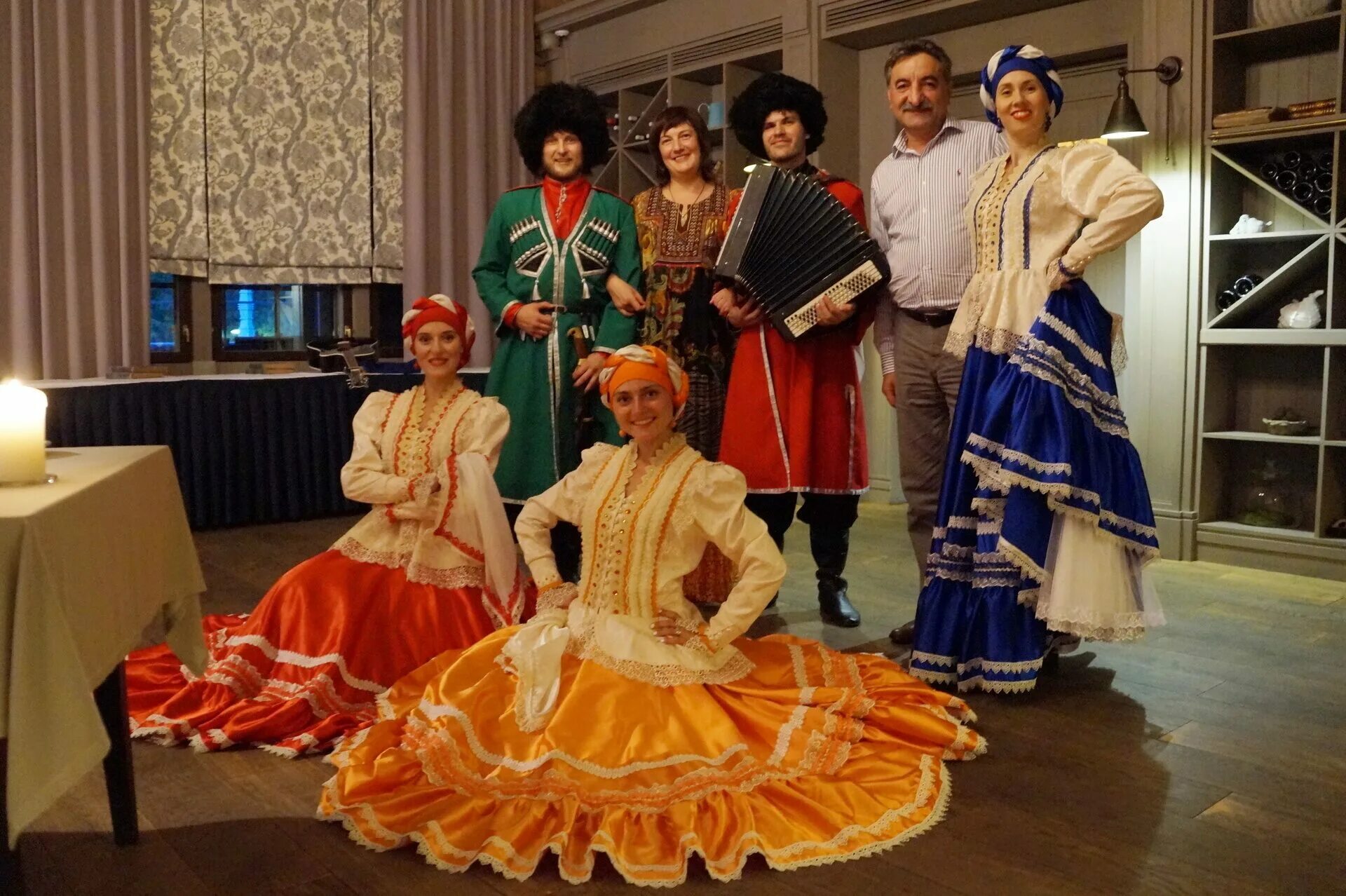 Ансамбль арт гизель. Струнный квартет калужской филармонии. Цыганский ансамбль в омске. Казачий ансамбль. Группа ларго краснодар.