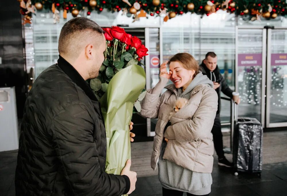 Встреча в аэропорту с цветами. Встреча и проводы в аэропорту. Встреча на вокзале с цветами. Встречать в аэропорту. Встречи в будни 2024