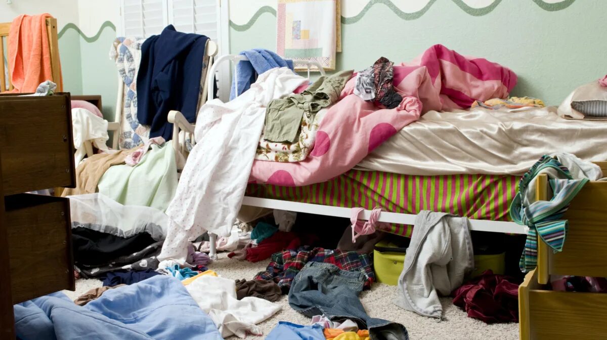 Messy. Комната с разбросанными вещами. Разбросанные вещи в квартире. Разбросанные вещи в комнате подростка. Грязная комната.