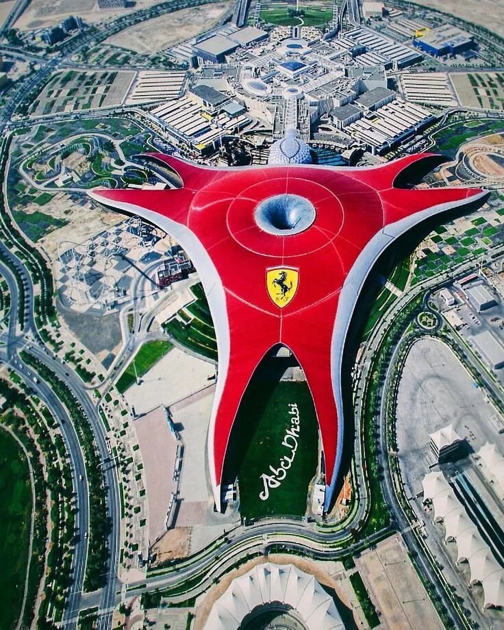 Ferrari World Абу-Даби. Феррари парк Абу Даби. Мир Феррари в Абу-Даби. Аттракцион Феррари в Абу Даби.