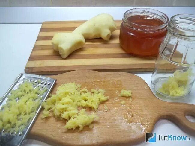 Имбирь с лимоном через мясорубку. Тертый корень имбиря. имбирь натертый. натереть имбирь на терке. имбирь трут на тёрке.