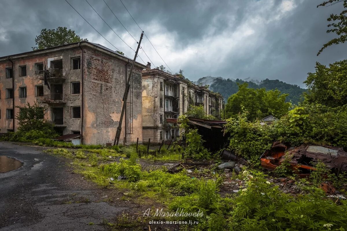 Остров призрак икешима. Заброшенные города россии. Остров хасима. Абхазия город призрак заброшки. Остров хасима япония.