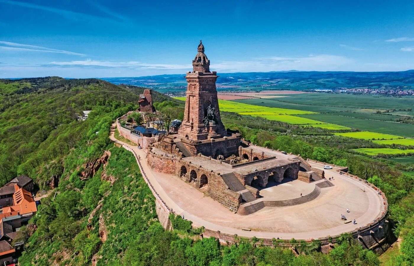 Кифхойзер тюрингия. Гора барбаросса. Гора барбаросса. Памятник фридриху барбароссе на горе кифхойзер. Кифхойзер тюрингия.