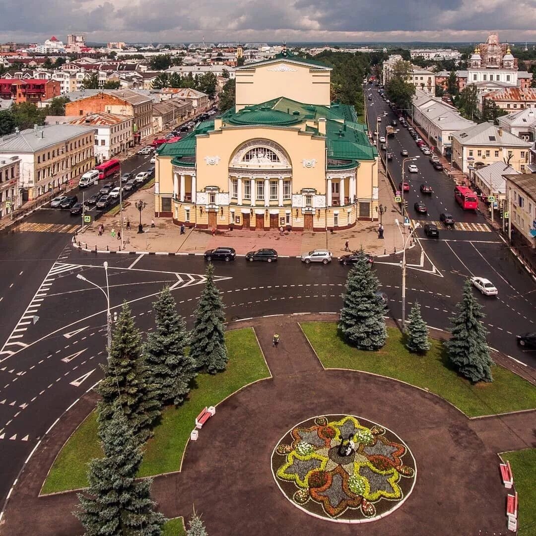 Площадь Волкова Ярославль. Сквер Волкова Ярославль. Ярославль центр города. Центр города Ярославль площадь.