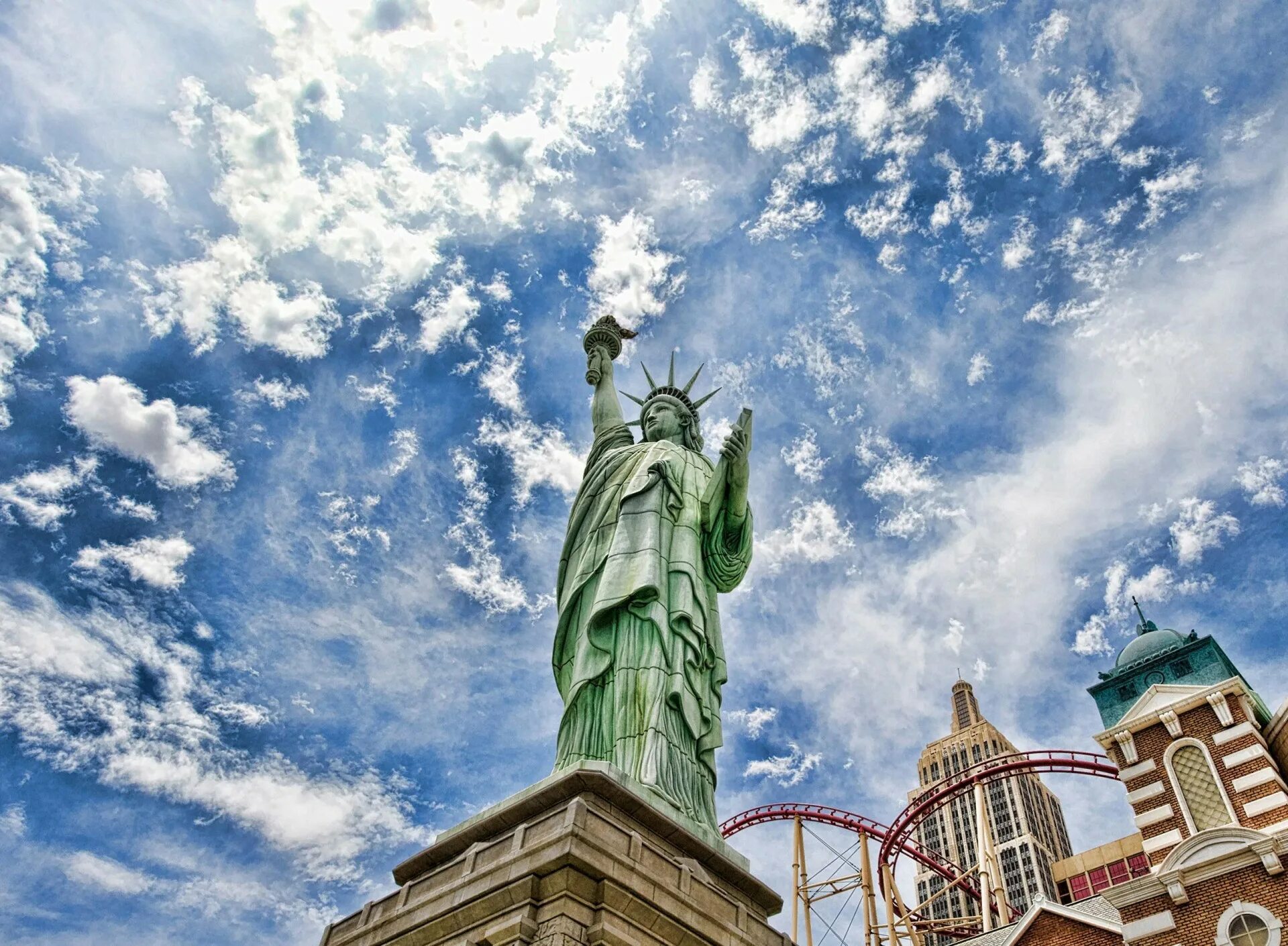 Свобода в различных странах. Статуя свободы Нью-Йорк. Нью Йорк статуясвободу. Статуя свободы в Лас Вегасе. Нью-Йорк достопримечательности статуя свободы.