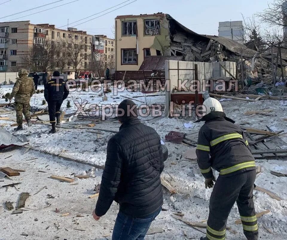 Сбу в киеве разбомбили. Разбомбленное здание в Харькове. Спецоперация на Украине разрушенные здания. Разрушенное здание СБУ. Обстрел здания администрации.