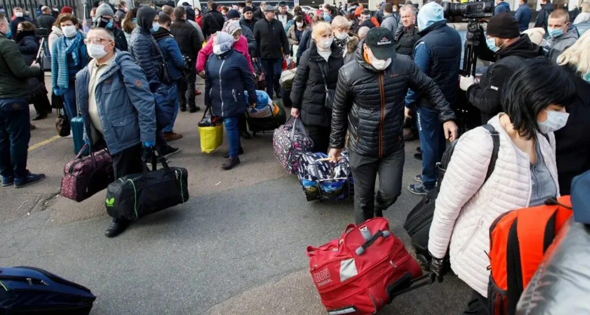Беженцы с Украины. Мариуполь эвакуация. Эвакуация людей. Беженцы с Украины в Луганске. 20 минут в мариуполе