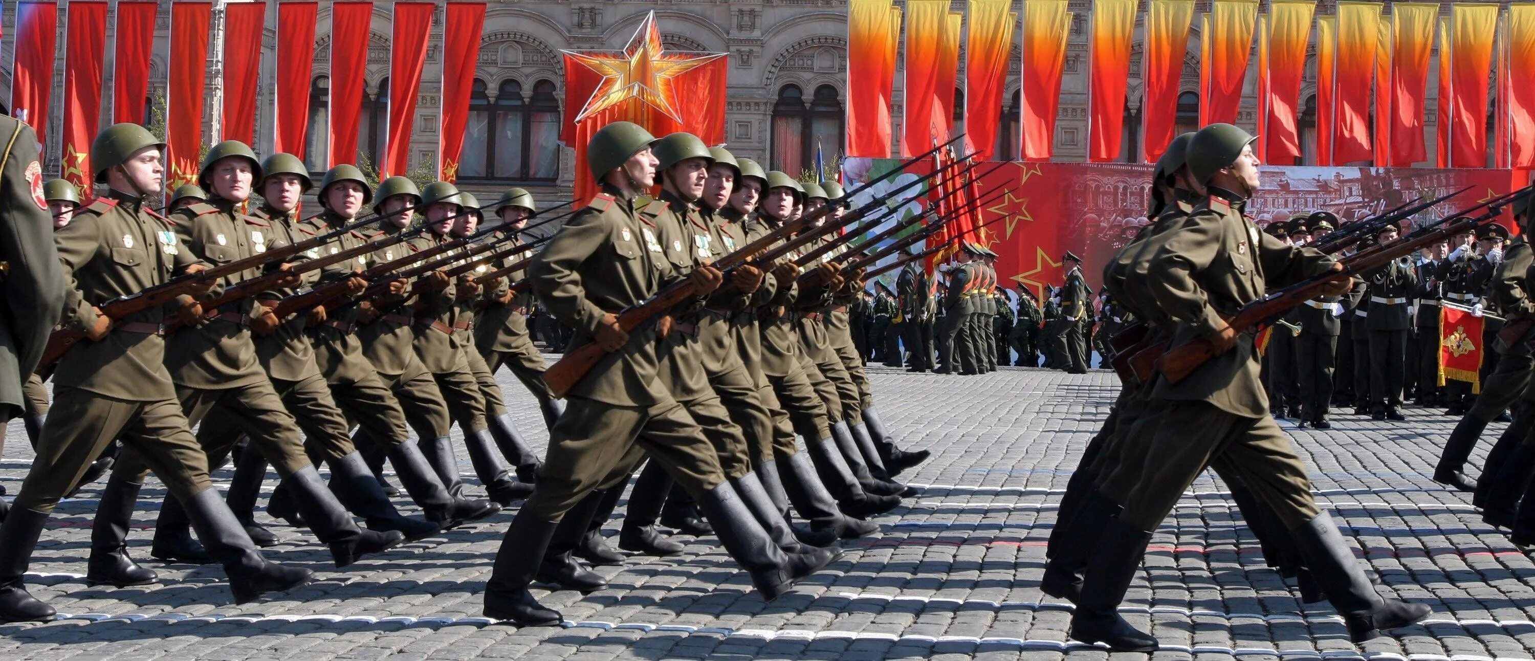 Песня солдаты на парад. Марширующие солдаты на красной площади 9 мая. Парад на красной площади 9 мая 1945. Солдаты парад Победы 1945. Российский солдат на параде.