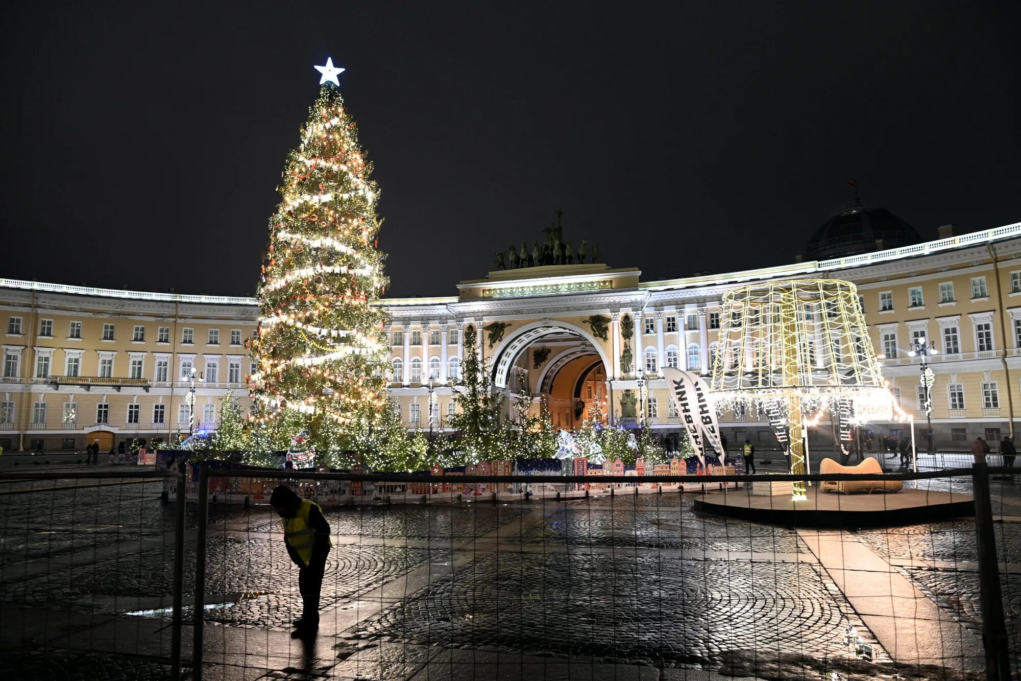 Туры санкт петербург 2024 апрель. Дворцовая площадь в Санкт-Петербурге. СПБ Дворцовая площадь елка 2022. Дворцовая площадь в Санкт-Петербурге 2023. СПБ Дворцовая площадь 2021.