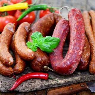 Копченая колбаса с овощами