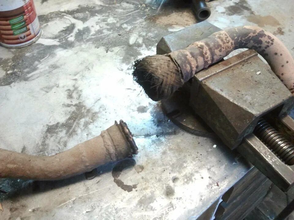 Сварка глушителя. Гофра глушителя 30 мм. Сварка выхлопных систем для автомобиля. Глушитель ремонт сварка. Сварка глушителя холодной сваркой.