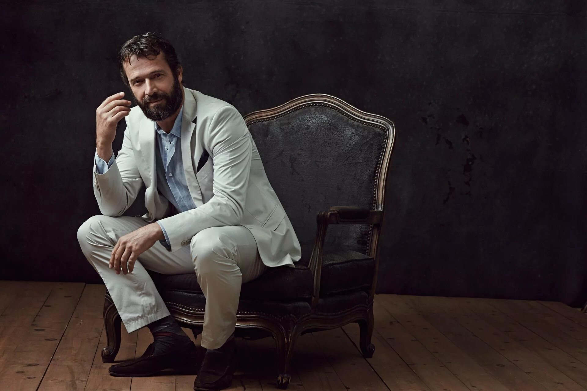 James Purefoy 2021. Мужчина сидит в кресле. Сонник мужчины сидят