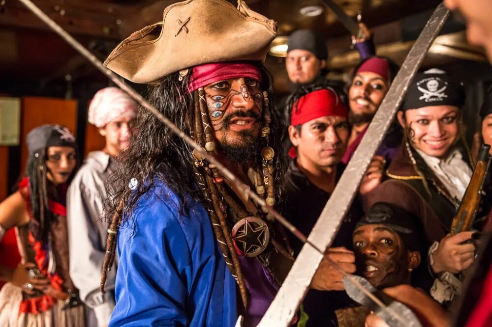 Где нарядные пираты. Пиратская вечеринка Джек Воробей. Пиратская вечеринка Капитан крюк в Канкуне. Крюк пирата. Пиратский корабль Канкун.