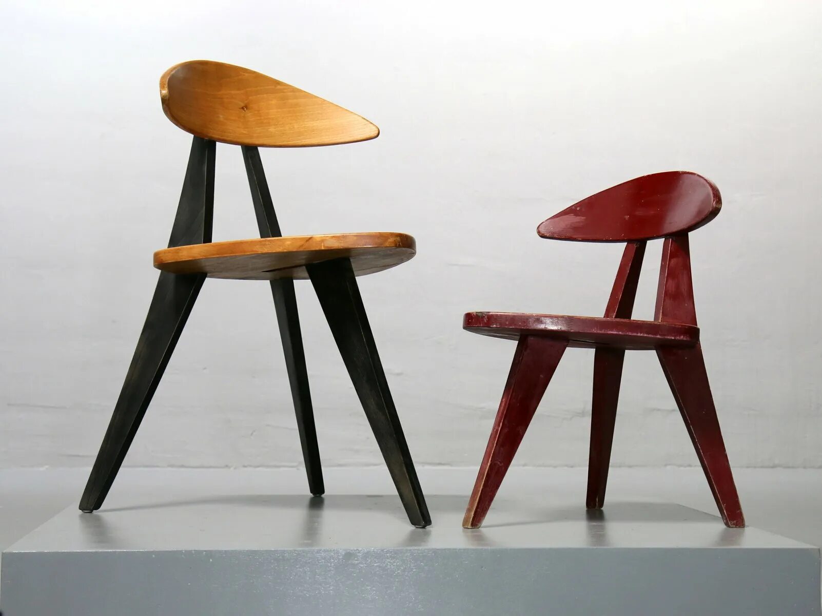 Много табуреток. Табурет низкий деревянный. Много стульев. Стул ch24. В комнате стоят несколько стульев.