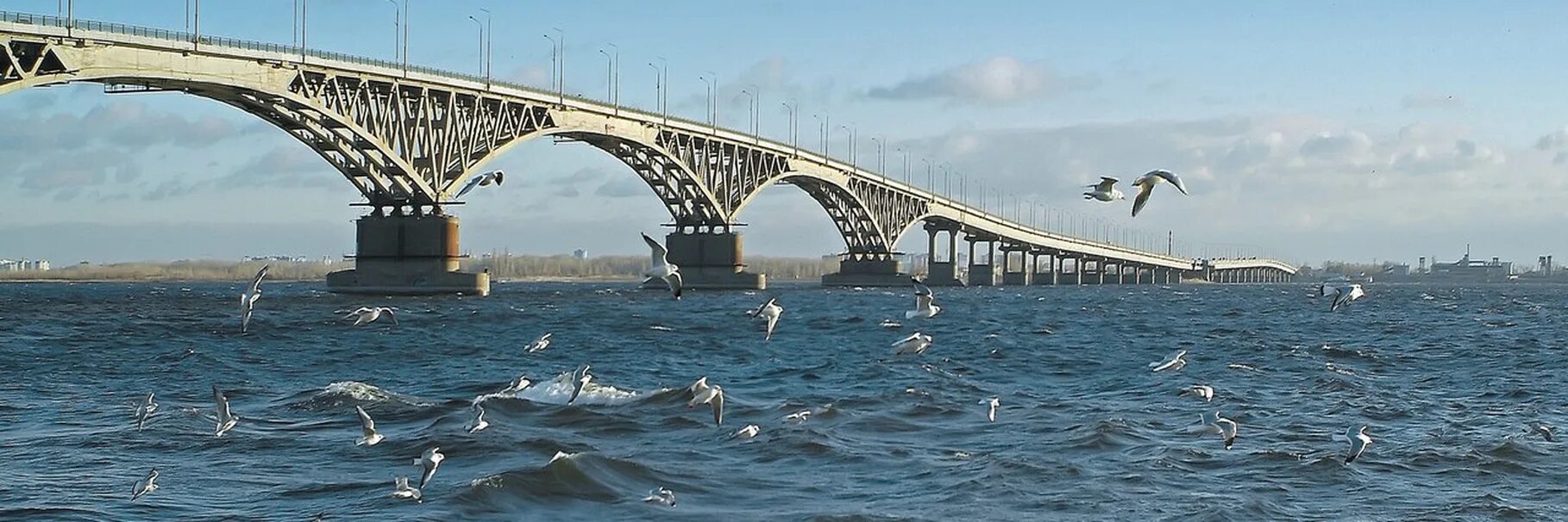 Волга мост энгельс. Саратовский мост через Волгу. Саратовский мост с Энгельса. Волга мост Саратов Энгельс. Энгельс мост через Волгу.