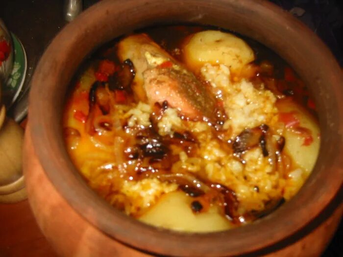 свиные ребра в горшочке. гювеч с грибами. ребрышки в горшочке. рёбрышки в горшочках с картошкой в духовке. жаркое из кролика в горшочке.