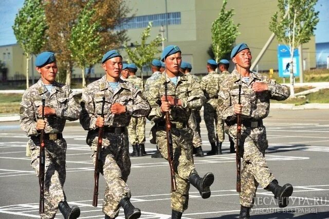 Какая армия в казахстане. Форма армии Казахстана. Караул в армии Казахстана. Казахский ВДВ. Почетный караул вс Казахстана.