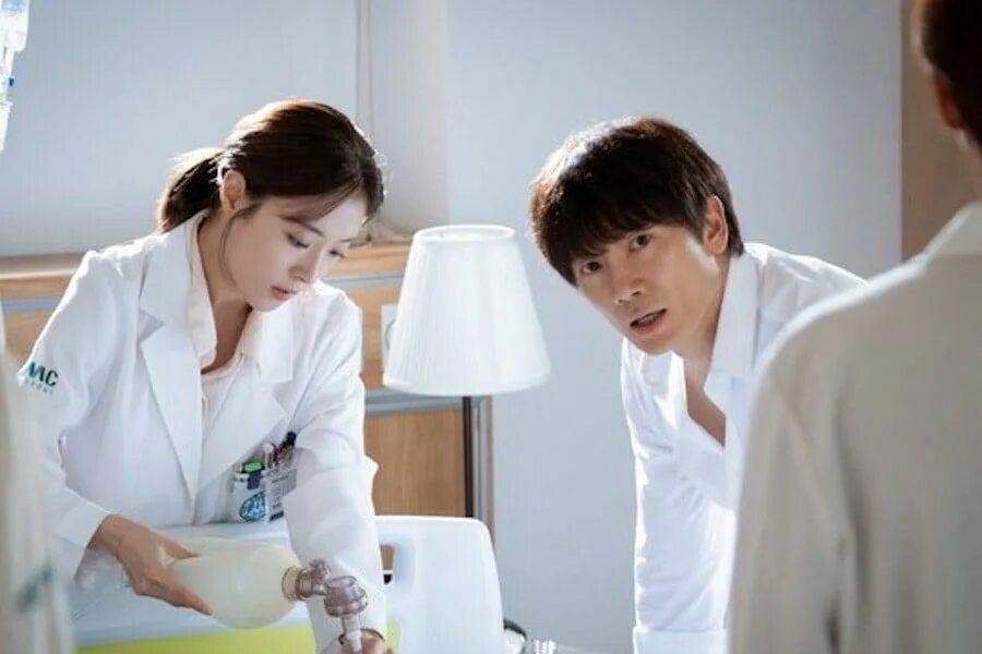 Чонгук доктор бтс. Доктор чужестранец. Доктор чха чон сук дорама. Киносита джунсуке актер фото. Доктор чха сон сук дорама.