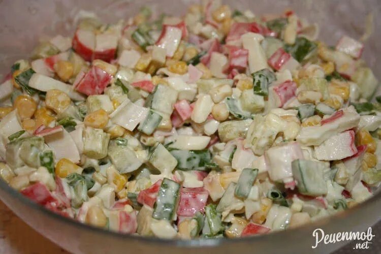 Крабовый салат рецепт с помидорами и кукурузой. Крабовый салат рецепт с помидорами и кукурузой. Крабовый салат рецепт с помидорами и кукурузой. Салат с крабовыми палочками и кукурузой и помидорами. Кухня наизнанку крабовый салат.