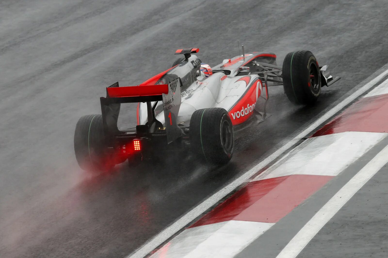 Скорость болида формулы. MCLAREN f1 2010. MCLAREN формула 1. Скорость болида ф1. Formel 1.