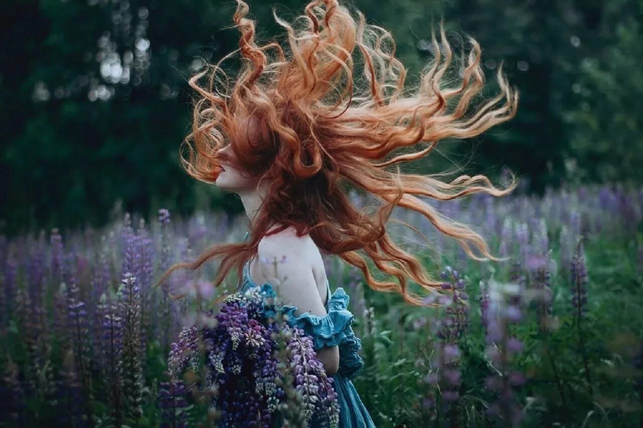 Цвет ветра песня. Девушка с развевающимися волосами. Рыжая девушка в цветах. Развивающиеся волосы. Рыжие волосы на ветру.