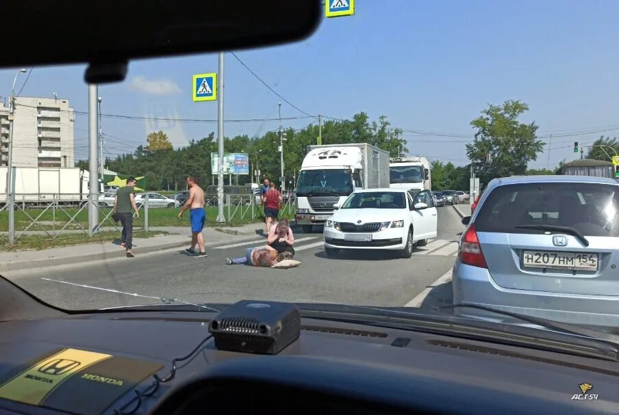 Движения и совершил наезд на. Сбили пешехода в новосибирске сегодня. сбили пешехода 15 июля 2025 в новосибирске. водитель совершил наезд на пешехода.
