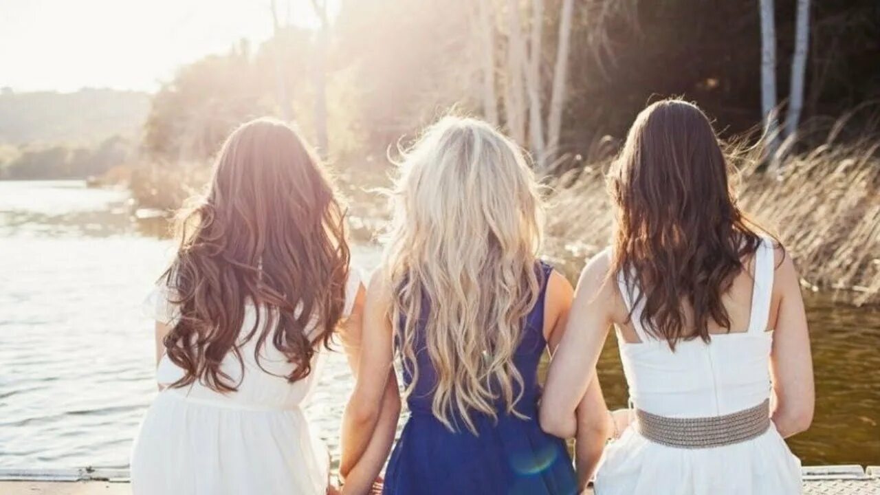 Подруги. Две девочки стоят спиной. Сестра со спины. Девочки подруги. Лучшие подруги.