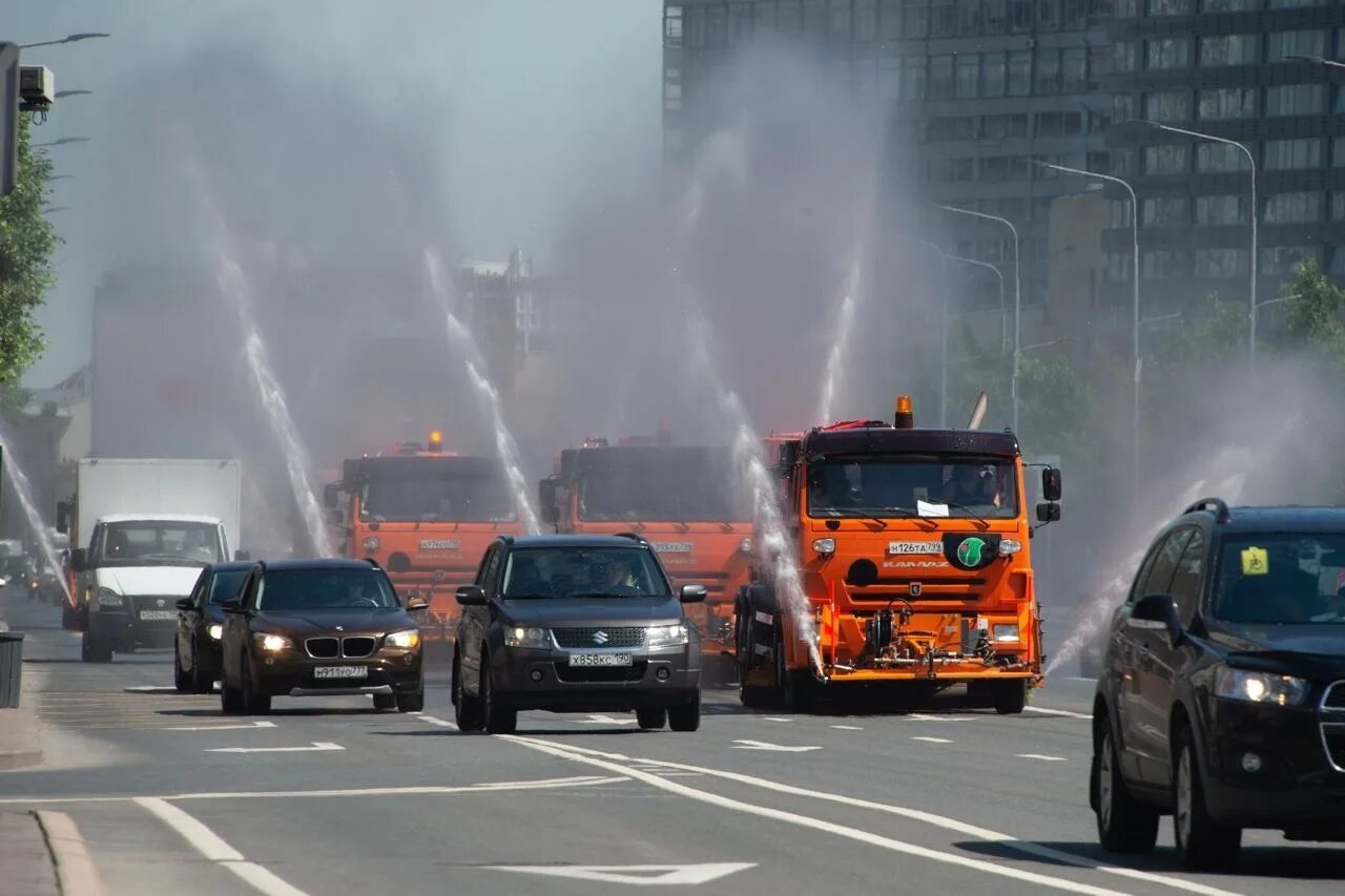 Воздух с улицы в машине. Поливочная машина. Поливальные машины в Москве. Поливальные машины для дорог. Аэрация воздуха в Москве.
