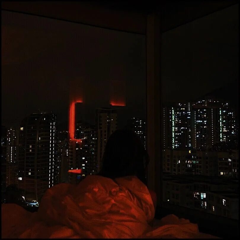 Одиночество в доме. Комната для девушки. Ночное окно в комнате. Виктория авдеева сальск. Девушка в квартире ночью.