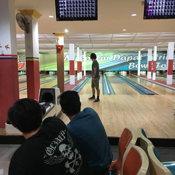 Лобненская ул. Боулинг в laserland гагаринский. Зиг заг космик боулинг. Космик боулинг лобненская. Зигзаг боулинг.