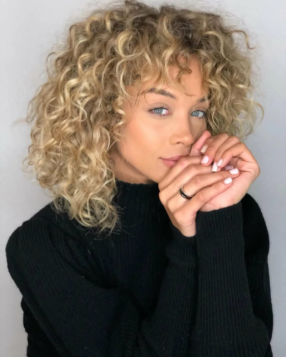 Jasmine Sanders кудри. Кудрявая блондинка. Блондинка с кудрявыми волосами. Блонд на кудрявые волосы.