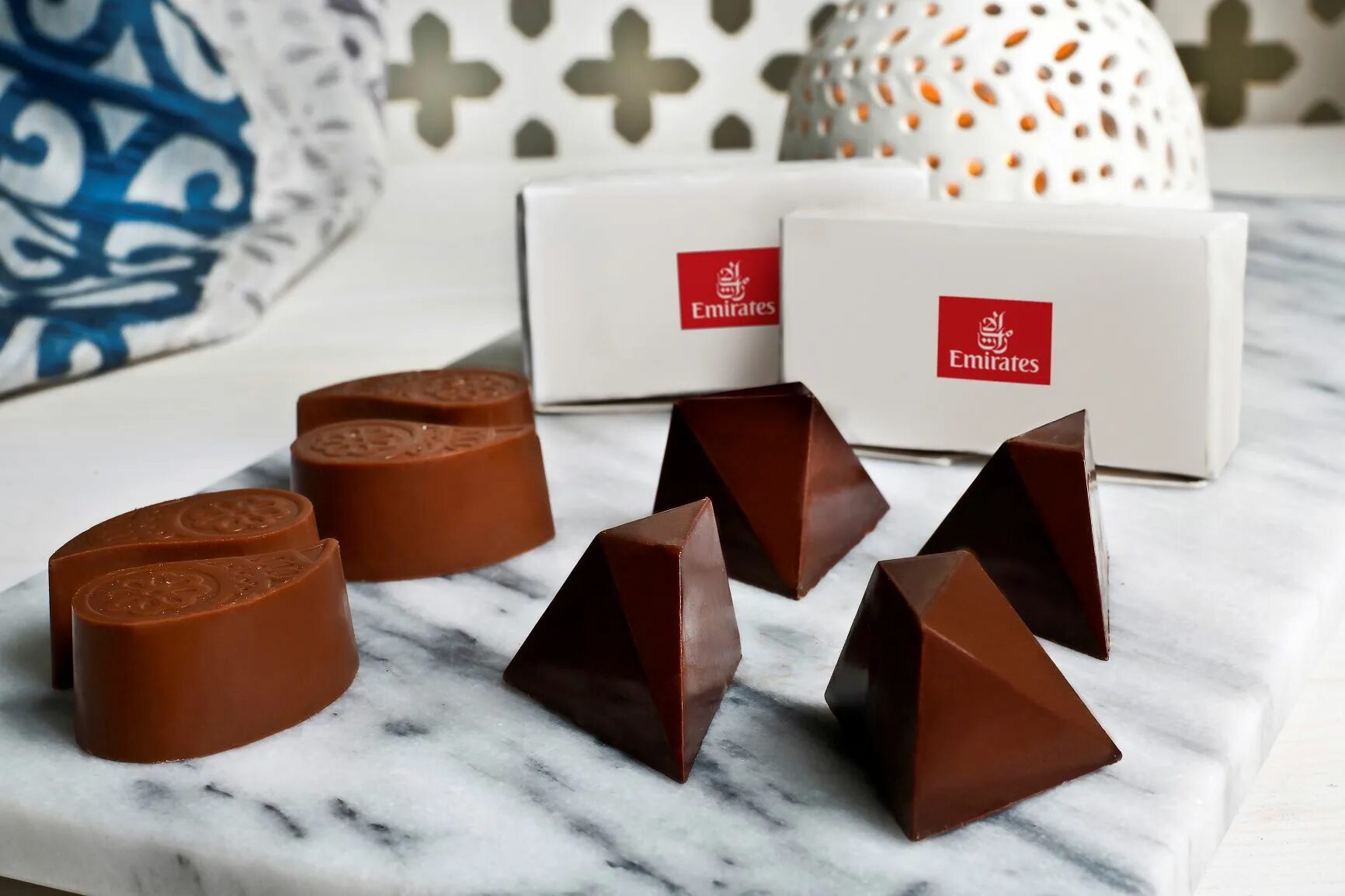 Другой шоколад. Бельгийский шоколад бренды. Шоколад Emirates. World Chocolate Day. Шоколад Valrhona Dolce.
