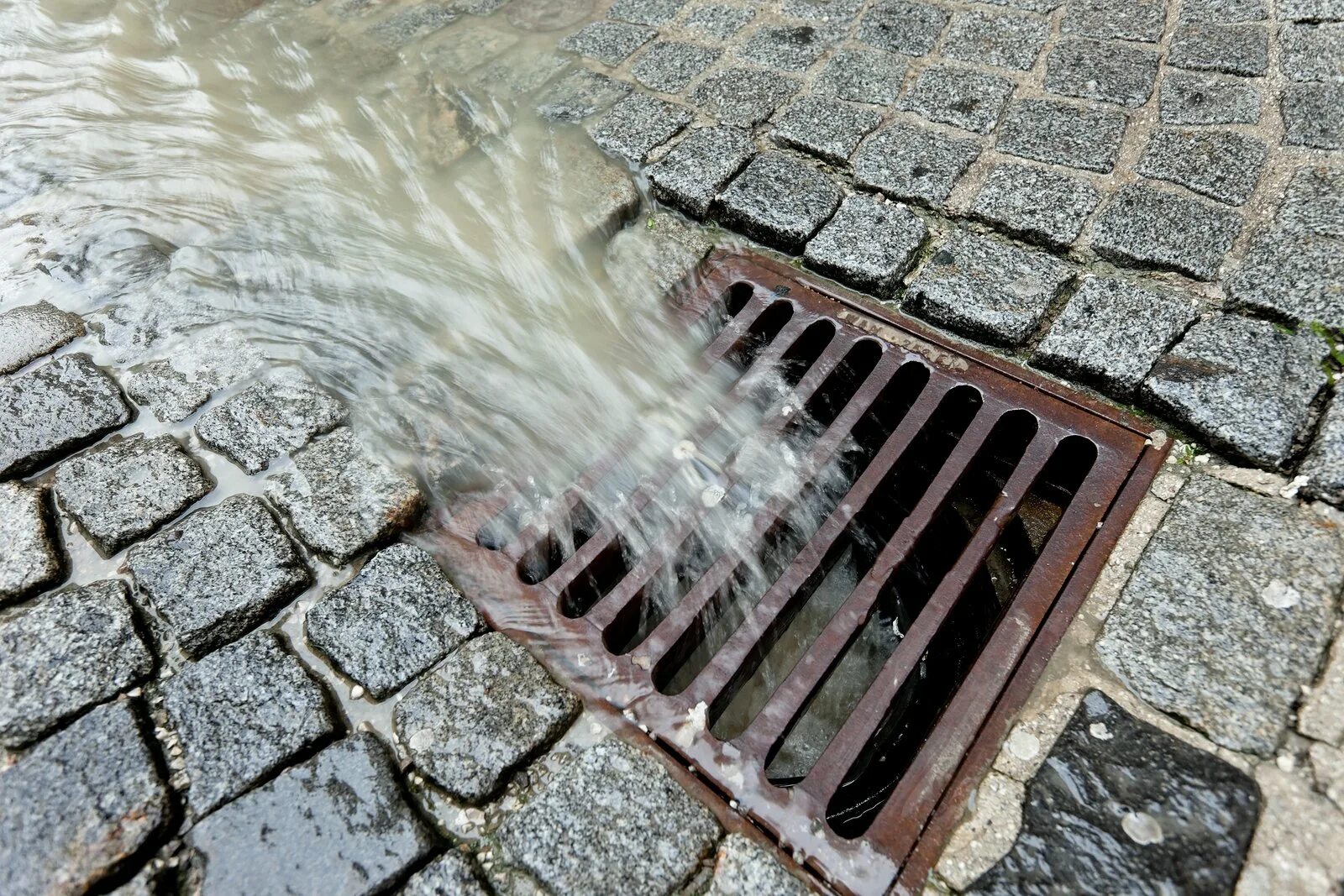 Как называется сток воды. Водоприемник для ливневой канализации. Ливневки в Орле. Дождевая ливневая канализация. Дождевая канализация ливневка.