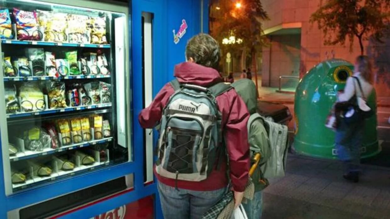 Contain 10. Автомат с едой в школе. Vending Machine in School. School Vending что это. Дети в школе покупают еду из автомата.