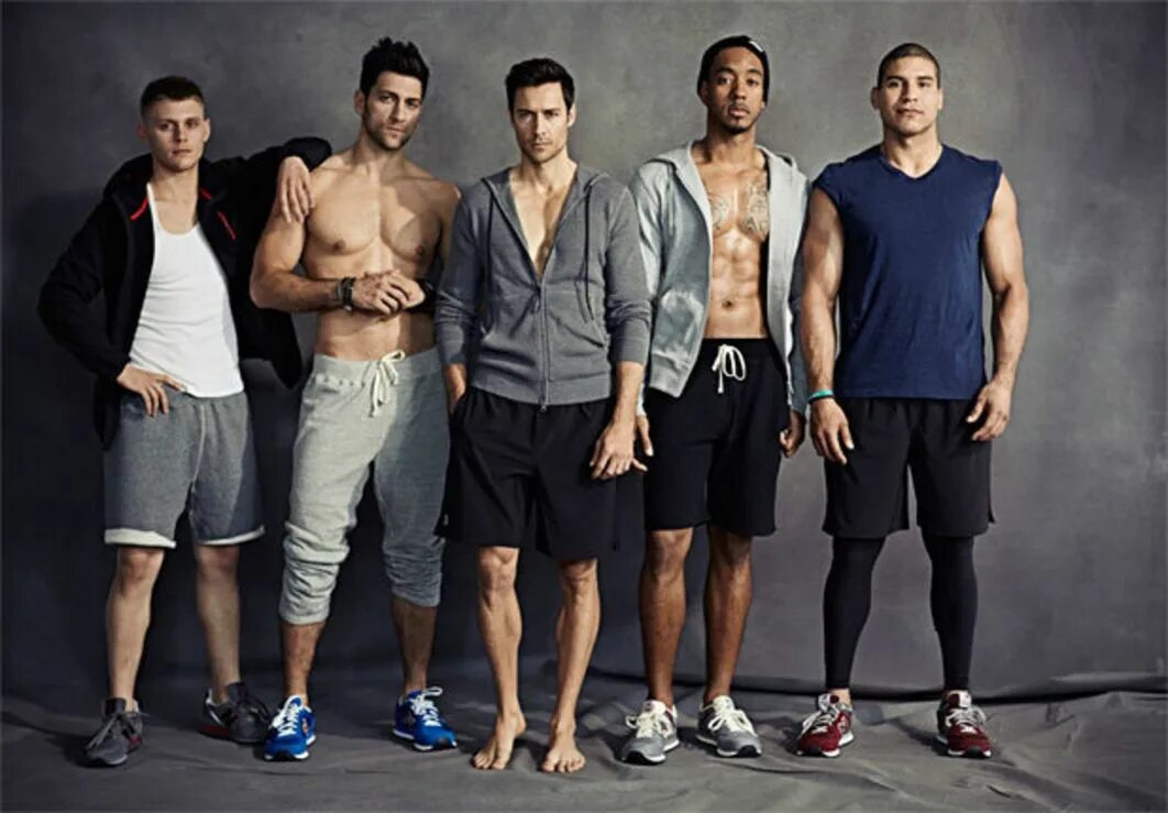 Кто последний в мужской зал. Спортивный стиль мужской. Спортивная одежда для мужчин. Спортивный стиль одежды для мужчин. Стиль для спортзала мужская.