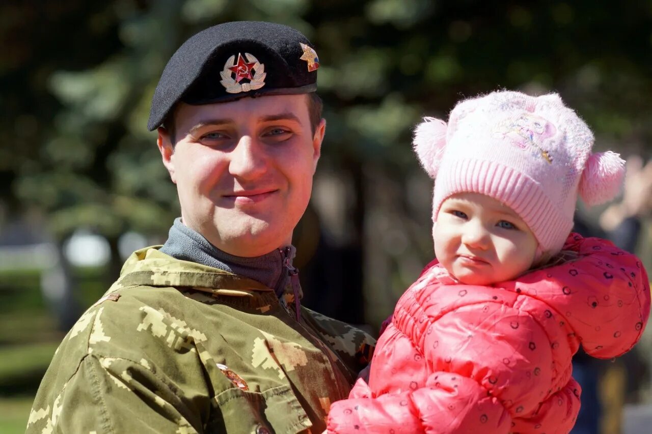 Семья 23 февраля. Семья военнослужащего. Военный с ребенком. Дети военнослужащих. Военные и дети Россия.