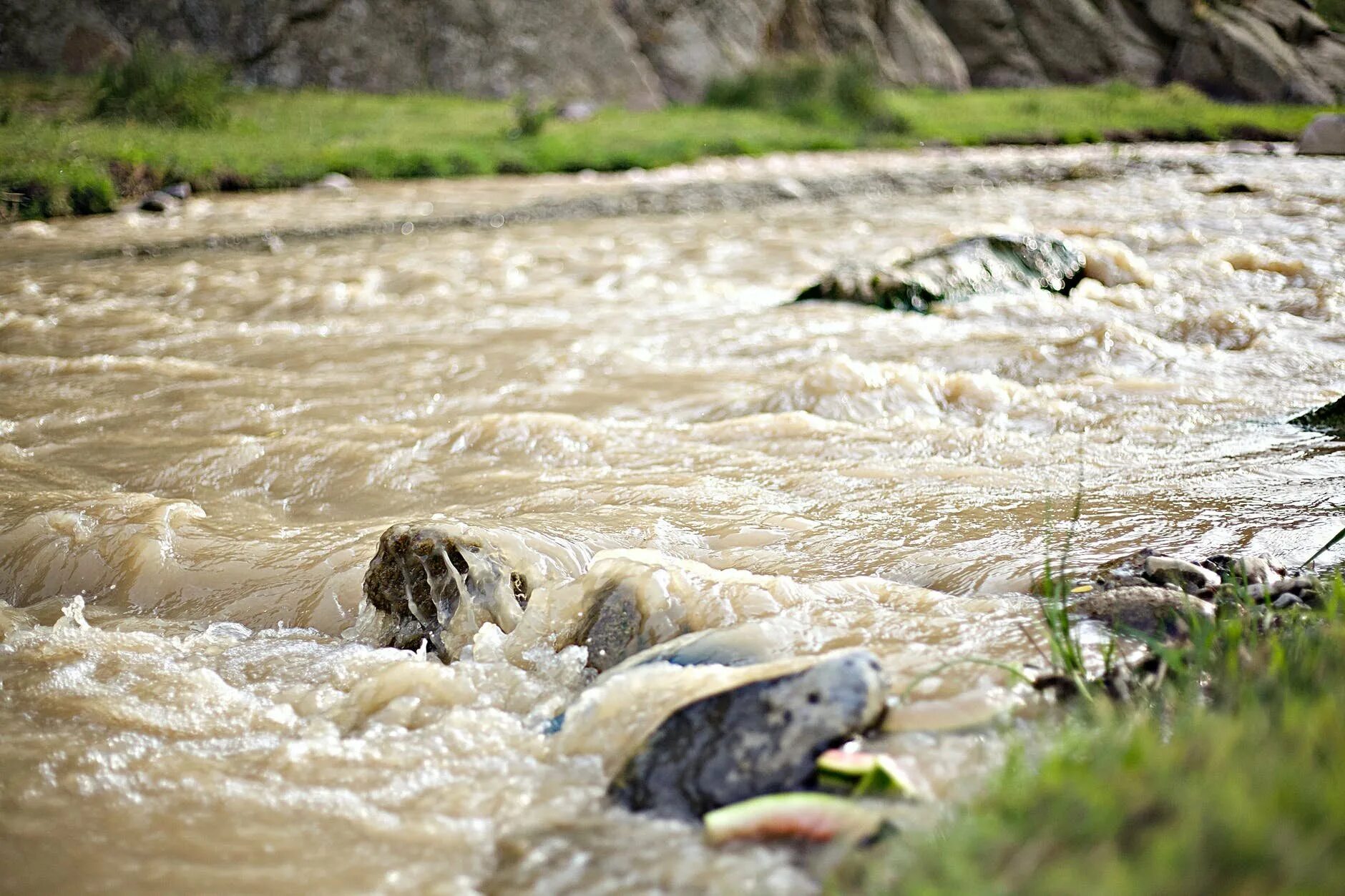 Помнит только мутной реки вода. Грязная вода. Мутная Горная река. Загрязнение рек. Горная река грязной воды.