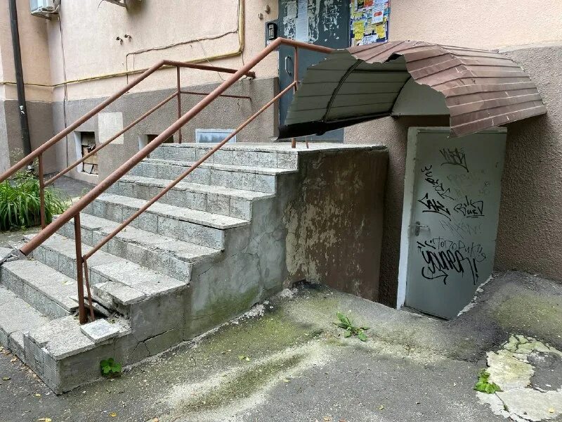 во дворе никого не было. улучив момент. во дворе никого не было. во дворе никого не было. костюм дворовой собаки.