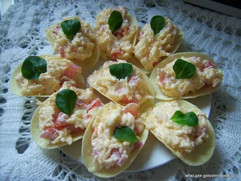 Чипсы сыр яйцо. Закуска на чипсах. бутерброды с чипсами. сырная закуска на чипсах. бутерброды из чипсов.