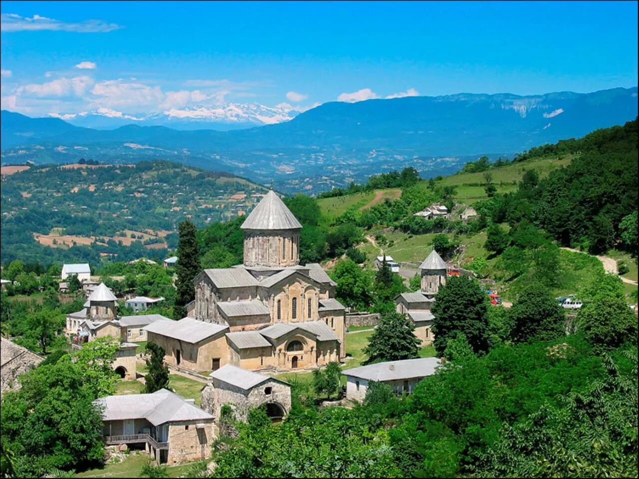 Грузия раньше. Гелати монастырь Грузия. Гелатский монастырь Кутаиси Грузия. Монастырь Гелати в Кутаиси.