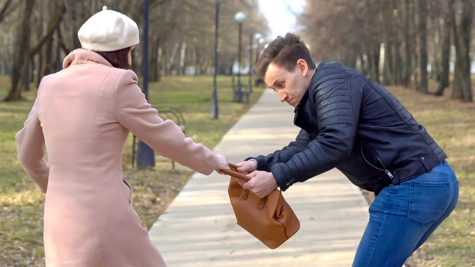 Мужики крадут. Человек ворует сумку. Женщина ворует сумочку. Девушка крадет сумку.