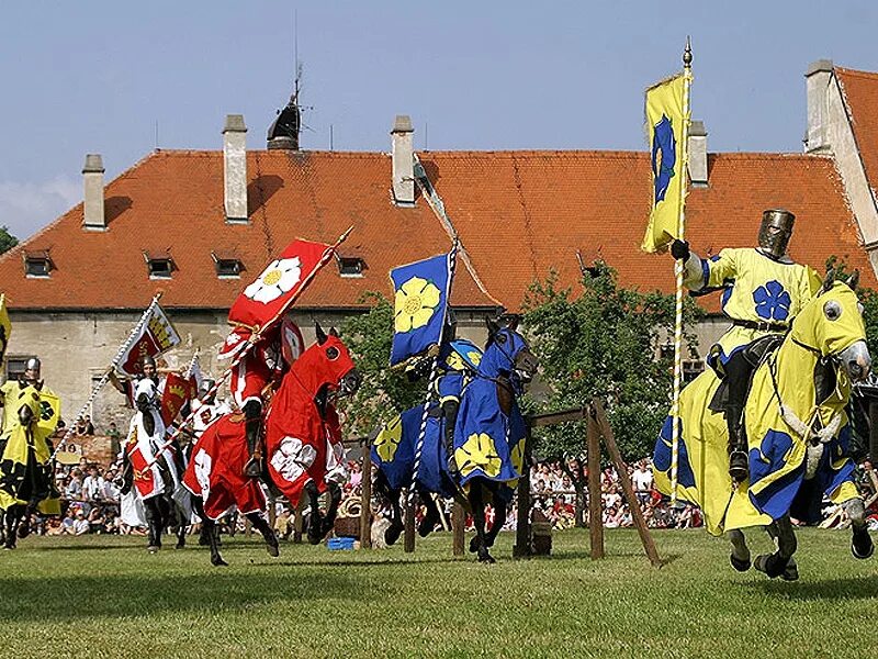 Шевалье рыцарь в средневековье. История рыцаря. Средневековый рыцарь винная девушка. Турниры в чехии. Турниры в чехии.