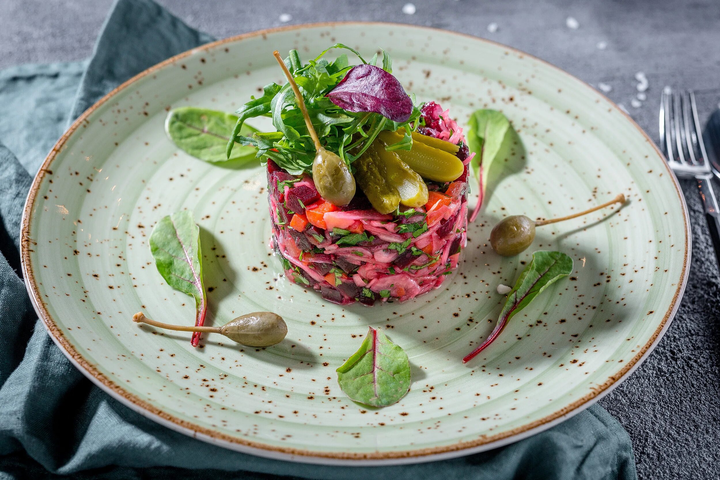 красивая подача салатов. капуста от шеф повара. красивые ресторанные блюда. капуста от шеф повара. капуста от шеф повара.