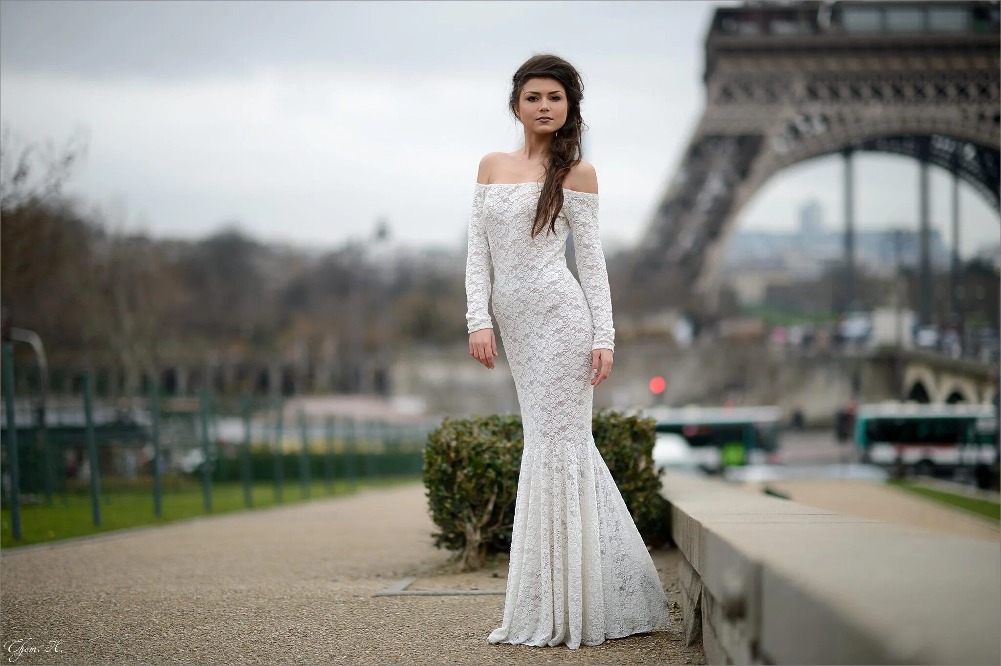 Девушка в платье париж. Платье parisian. Платье эйфелева башня. Парижский стиль в одежде. Платье париж pauline.