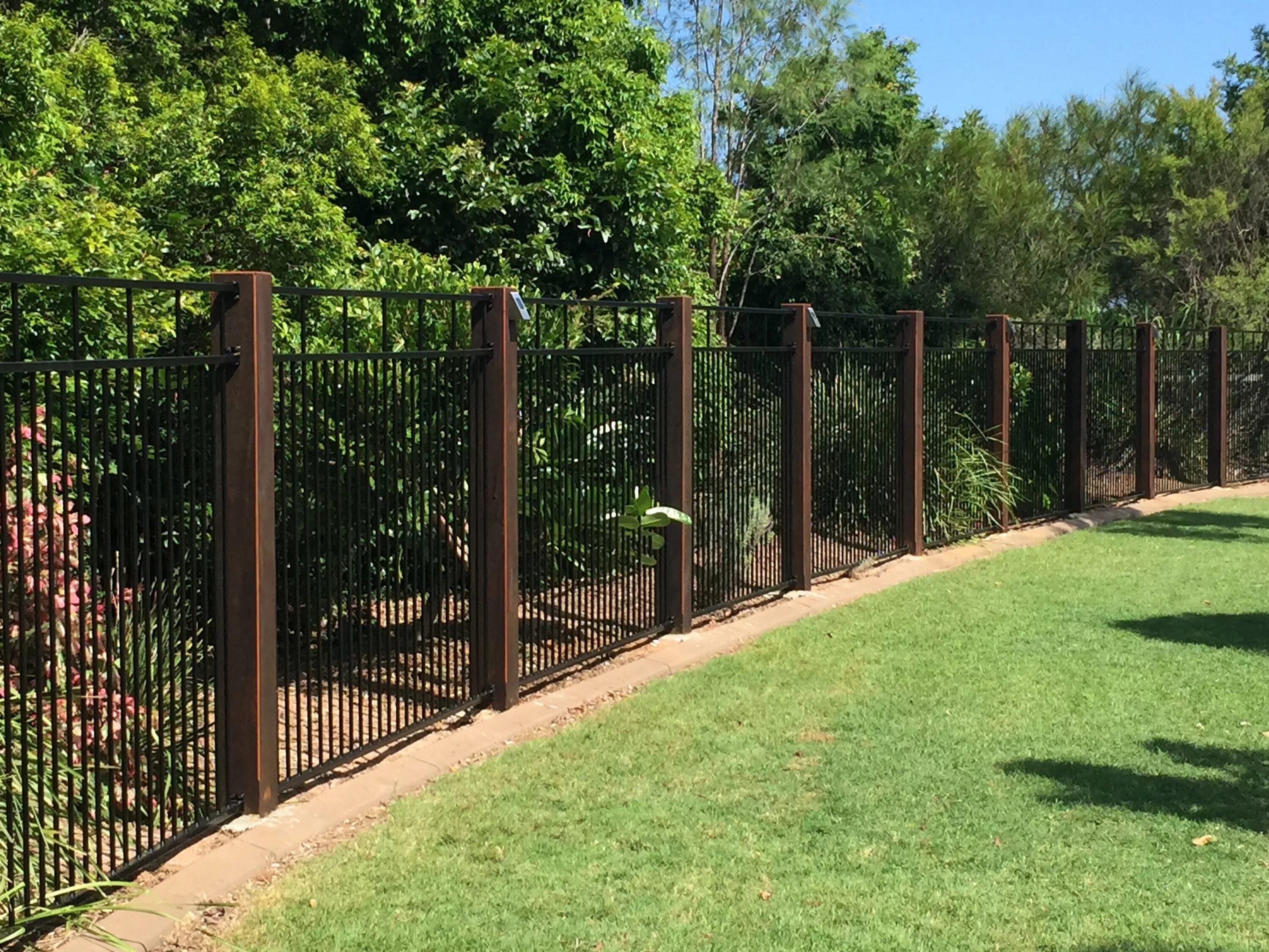 Форум какой забор. Забор для сада. Изгородь для огорода. Невысокий забор для дачи. Ограждение для сада.