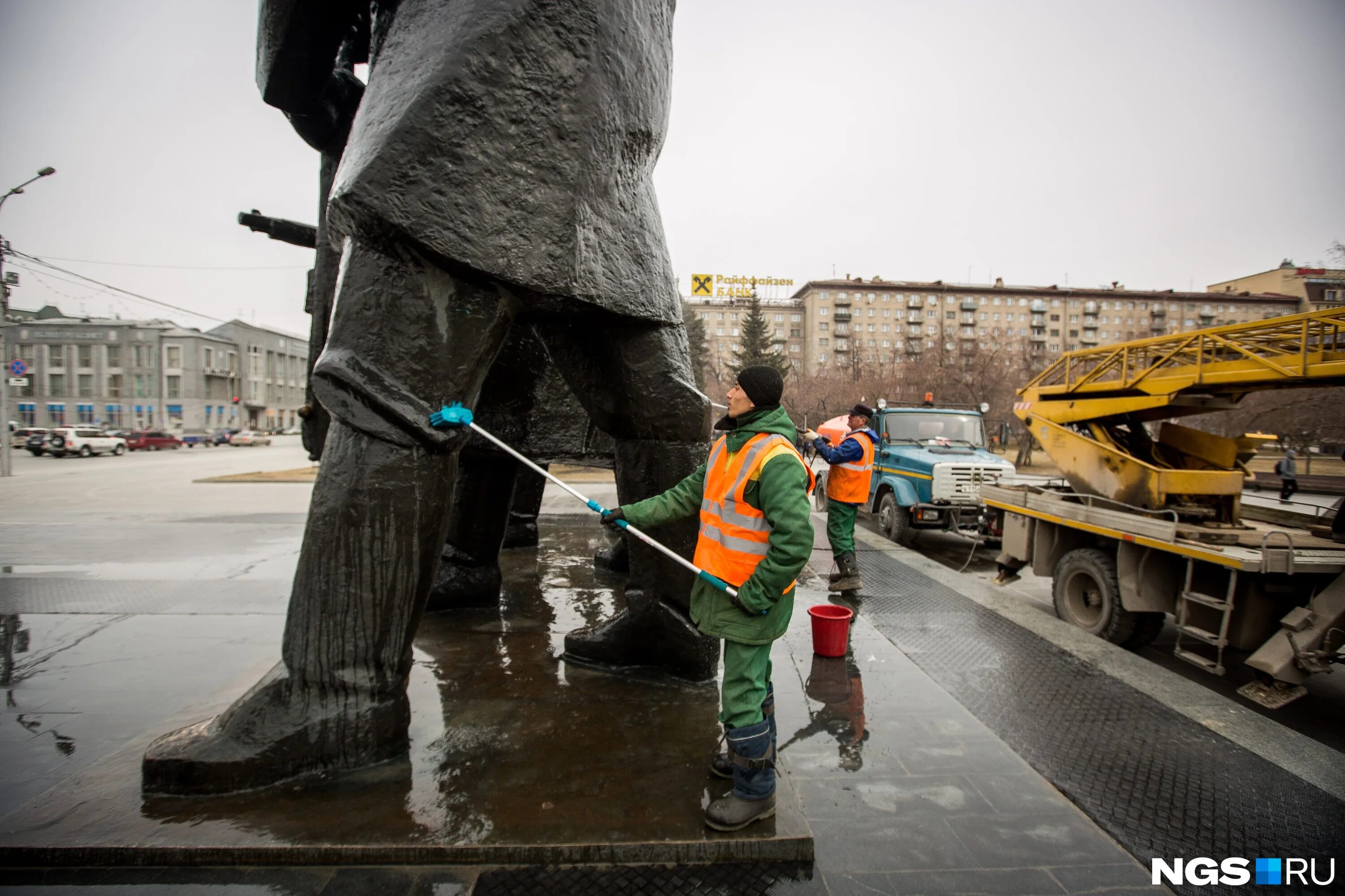 Город мытья. Чистка памятников. Моют памятник. Мыли статуя. Протертые памятники.