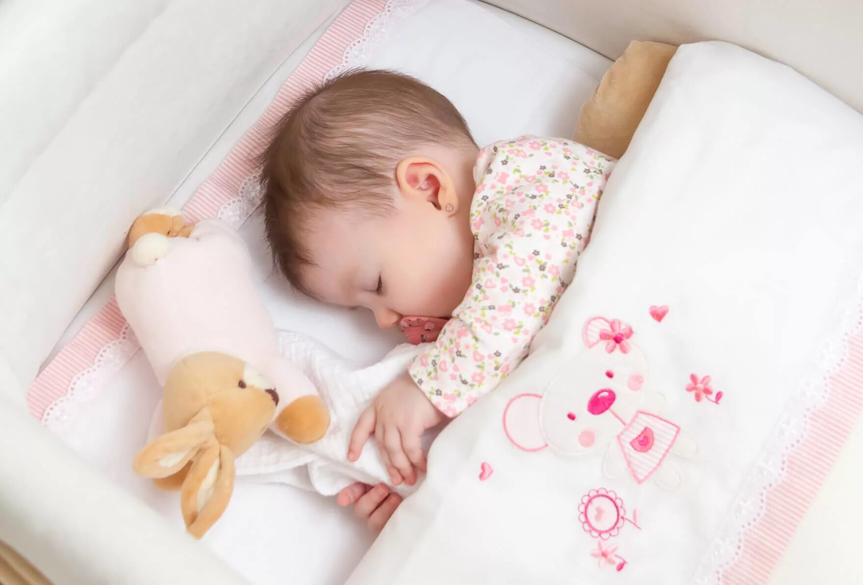 Можно новорожденным спать на боку. Укладывание малышка в кроватку. Малыш в кроватке. Позы для сна новорожденного. Позы сна новорожденного в кроватке.