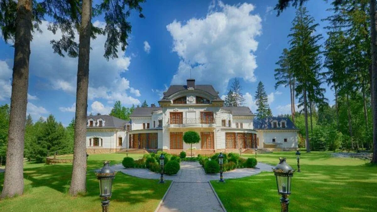 Особняк елены малышевой. Резиденция шойгу барвиха. Рублёвка в москве. Особняк сергея шойгу на рублёвке. Барвиха рублевка москва.