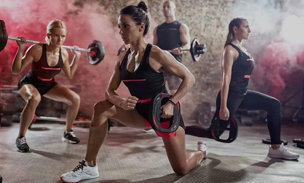 Силовая тренировка что это. Боди-памп (body Pump). Les Mills body Pump тренировка. Силовая тренировка в зале. Групповые занятия в тренажерном зале.