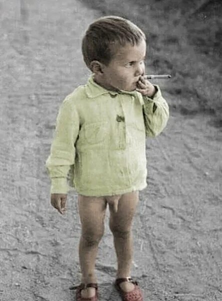 Маленький мальчик с сигаретой. Мальчик прикол. В мужчине главное взгляд. В мужчине главноетвзгляд. В мужчине главное взгляд остальное